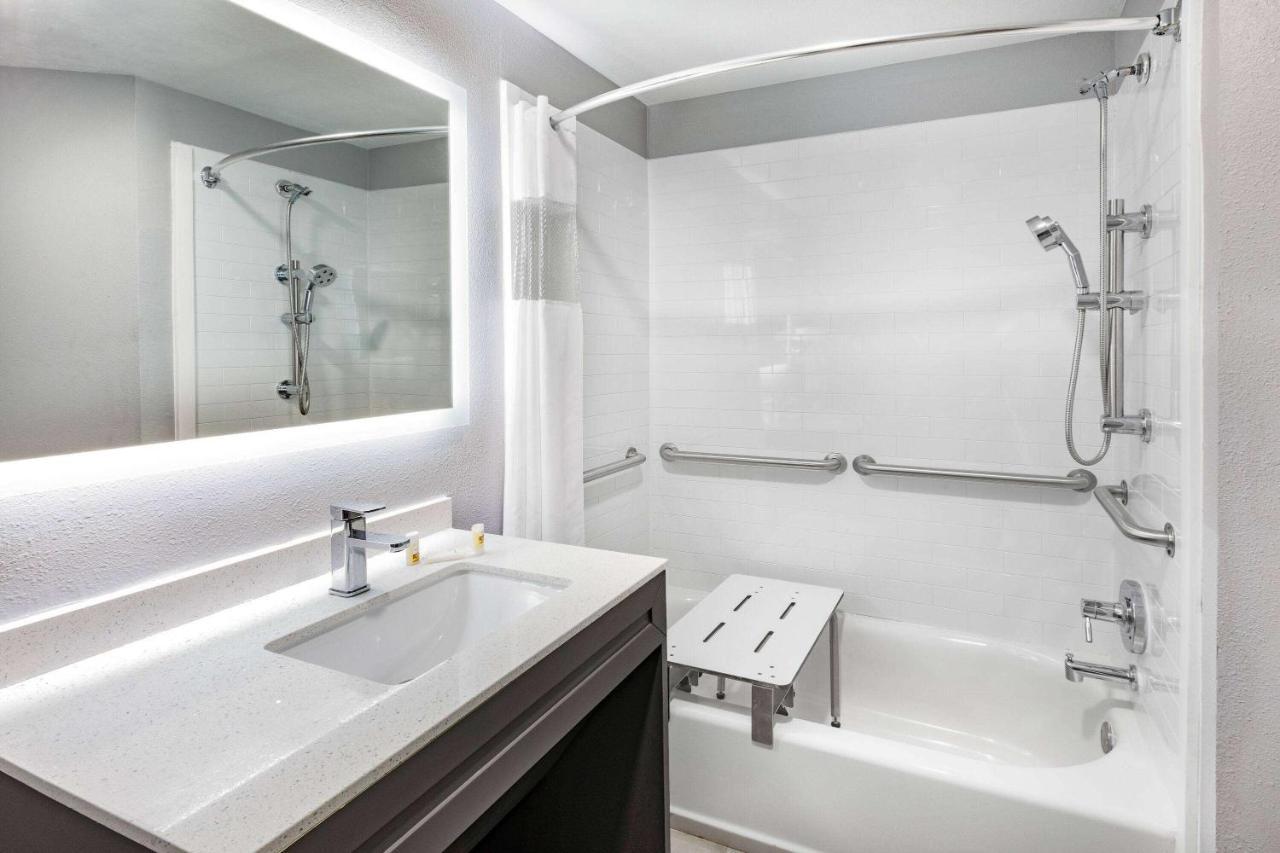 La Quinta Inn & Suites By Wyndham Ardmore Exteriör bild