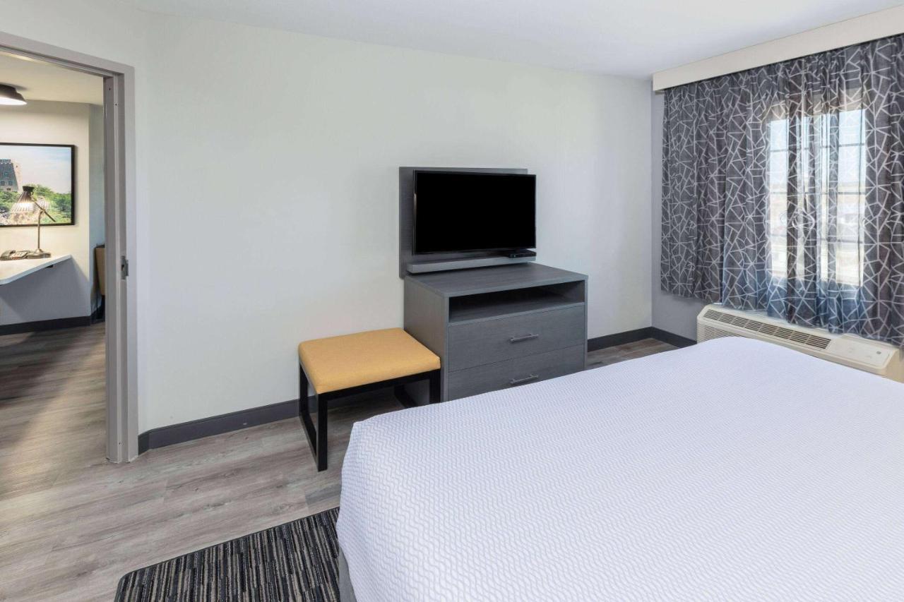 La Quinta Inn & Suites By Wyndham Ardmore Exteriör bild