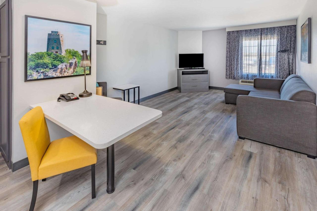 La Quinta Inn & Suites By Wyndham Ardmore Exteriör bild